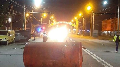 Un boiler de zeci de kilograme a ajuns pe mijlocul DN15, la ieșirea din Piatra-Neamț, în urma unei explozii la un operator economic