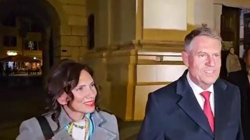 VIDEO Klaus Iohannis cu soţia sa, la slujba de Înviere de la Biserica Romano-Catolică ”Sfânta Treime” din Sibiu