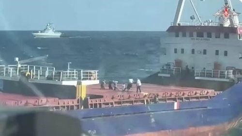 VIDEO Rusia publică o înregistrare video care arată cum a abordat marina militară nava de marfă inspectată duminică în Marea Neagră: Membrii echipajului sunt pe punte, îngenuncheaţi şi cu mâinile la ceafă