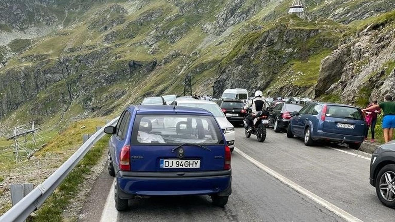 Poliţiştii au dat 34 de sancţiuni şoferilor care au staţionat neregulamentar pe DN 7C Transfăgărăşan