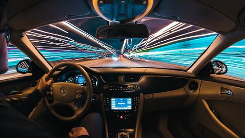 Parlamentul European îndeamnă Comisia Europeană să vină cu măsuri pentru creșterea siguranței rutiere / Printre recomandări: Limită de viteză de 30 de km/h în unele zone, toleranță zero la consumul de alcool și înființarea unei agenții europene pentru transport rutier