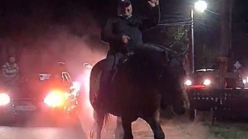 VIDEO Imagini inedite într-o comună gorjeană: Un primar a sărbătorit victoria călare