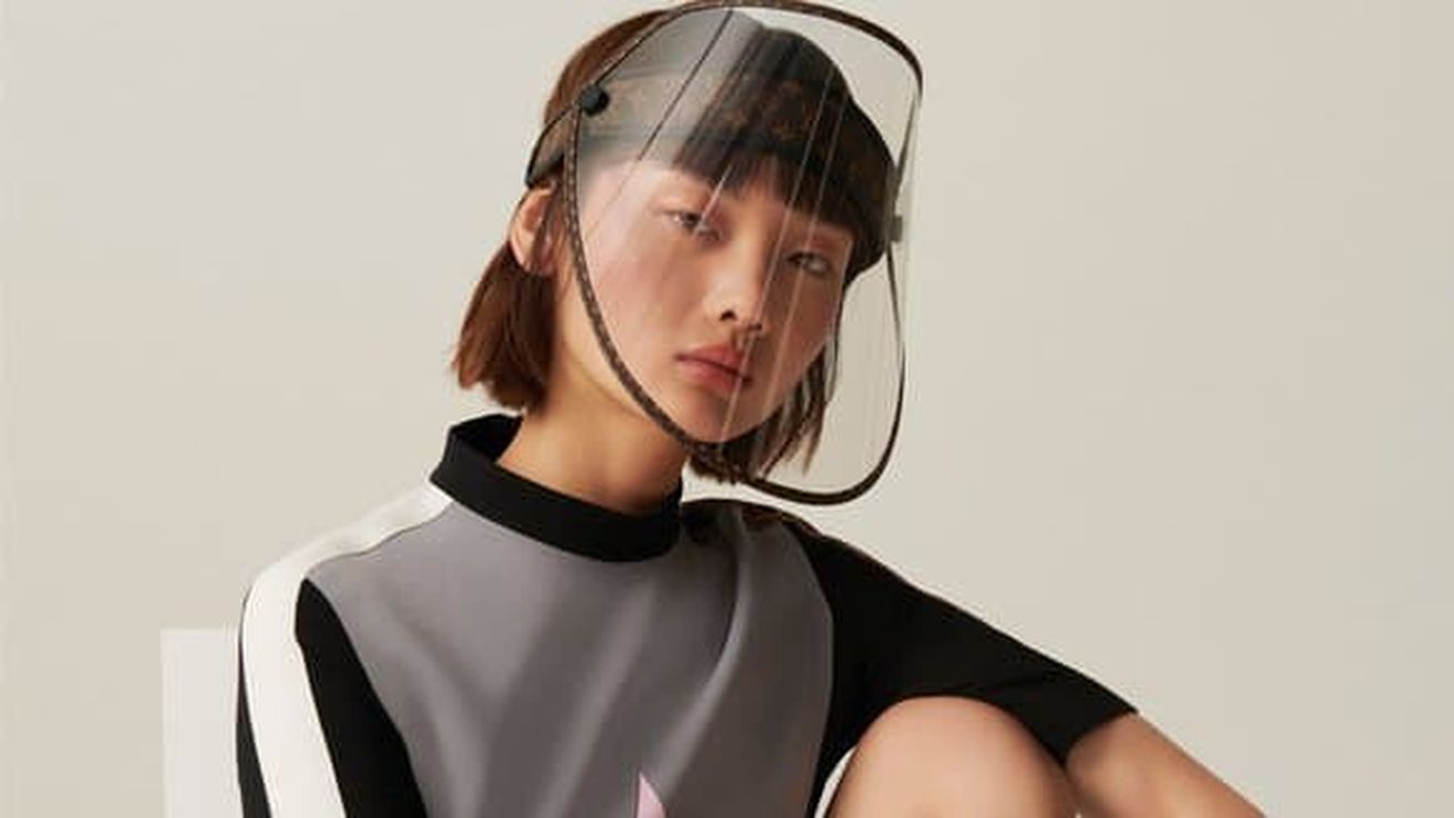 Louis Vuitton vine cu un nou accesoriu. Viziera transparentă la prețul de 800 de euro
