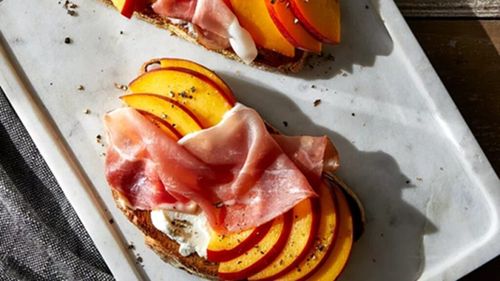 Toast cu ricotta, piersici și prosciutto / Un mic dejun savuros, rapid, ce combină gustul dulce și sărat