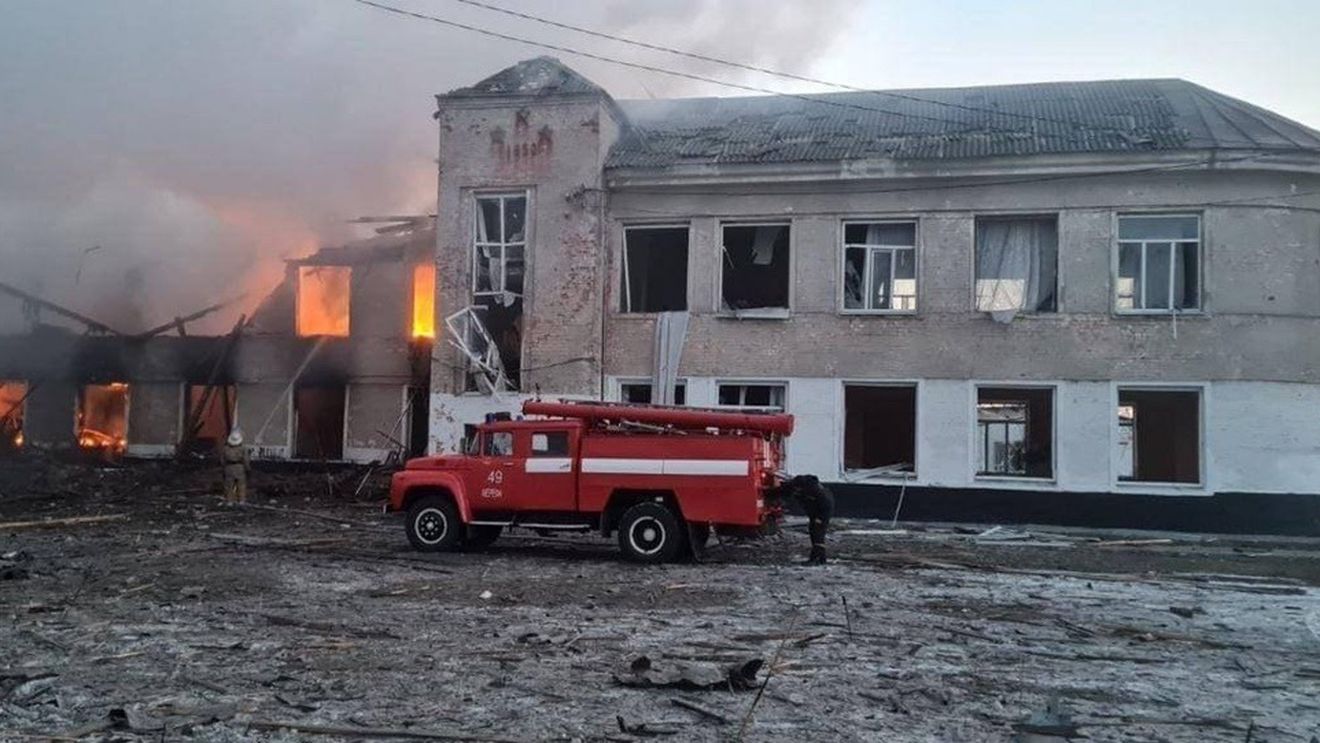 Ucrainenii acuză rușii că au bombardat o școală din Marefa: 21 de morți, 25 de răniți