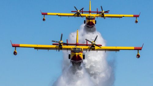 Comisia Europeană trimite avioane, elicoptere și pompieri în Grecia, Italia, Albania și Macedonia de Nord, pentru a sprijini autoritățile locale în lupta cu incendiile masive