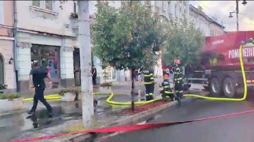 UPDATE Pompierii intervin cu mai multe autospeciale la un incendiu produs la un restaurant din Târgu Mureș, Piața Teatrului