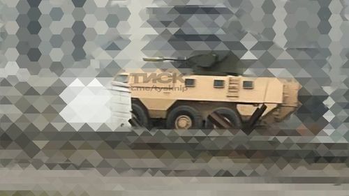 Un rar transportor blindat de trupe francez VAB Mk.3, echipat cu un modul de luptă Sich, observat pe frontul din Ucraina