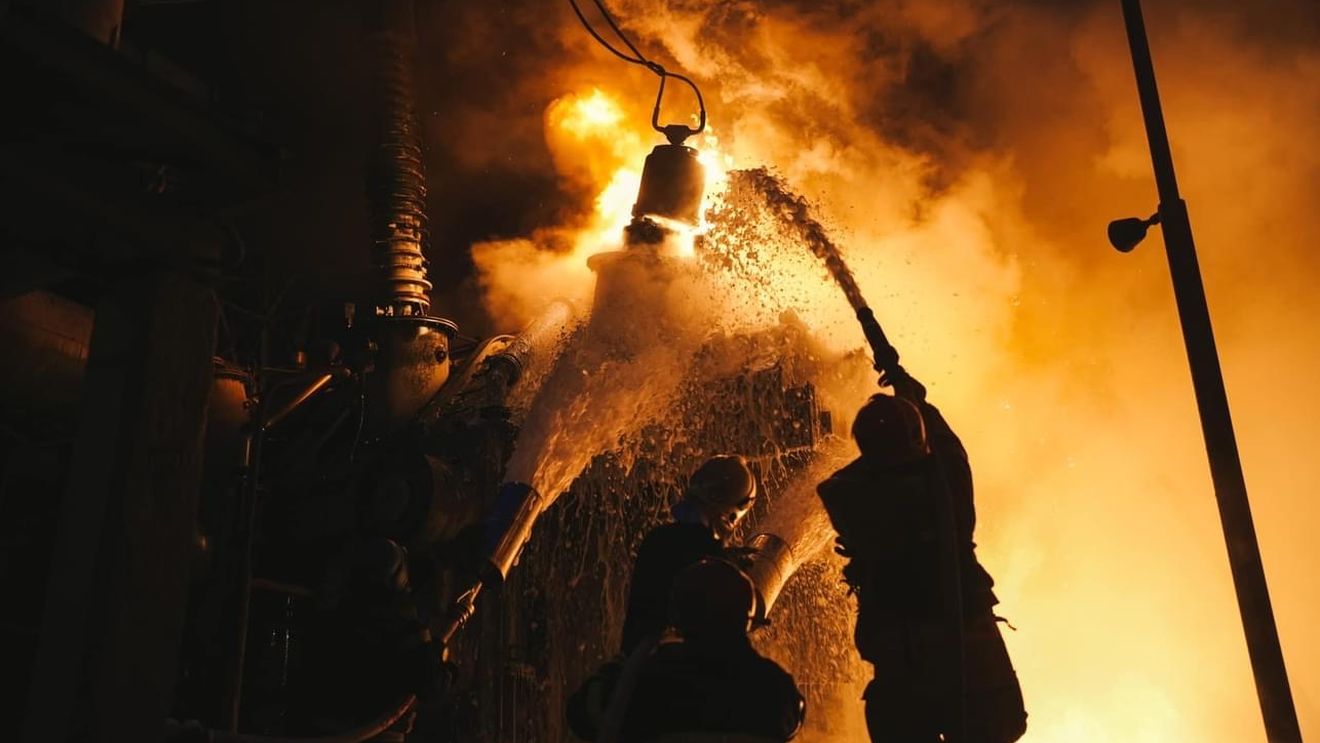 Atac masiv cu drone asupra Odesei / Rușii au țintit un cartier civil dens populat / Blocuri de apartamente și o instituție de învățământ afectate