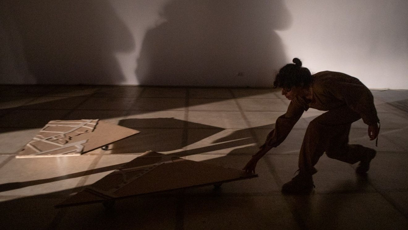 FOTOGALERIE Exprimare prin teatru și expoziție la un loc: „Trecuturi prezente. Arhiva și corpul” - proiect la o galerie bucureșteană