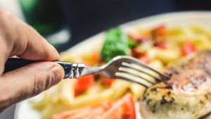 Adaosul comercial pentru 14 grupe de alimente va fi plafonat de marți, pentru o perioadă de 3 luni / Ministru: "Vom reînvăţa să cumpărăm româneşte"