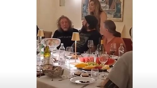 VIDEO Robert Plant, solistul trupei Led Zeppelin, cântă în timp ce se afla într-un restaurant din Bari / ”O seară de neuitat: legendele rock au luminat restaurantul nostru cu prezența lor extraordinară”