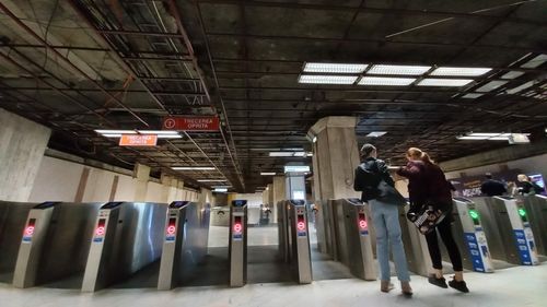Călătorii din București care deţin carduri contactless le pot reîncărca și prin cele 210 automate de cartele, de pe patru magistrale, anunță Metrorex