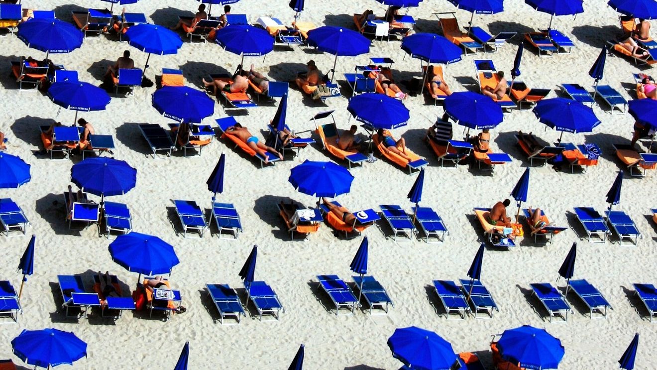 Operatorii de pe plajele din Italia amenință cu greve în august, luna cu cei mai mulți turiști / UE impune licitații pentru închirierea plajelor, care de generații au fost transmise acelorași familii, cu câștiguri de milioane de euro