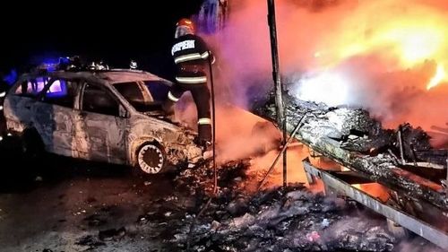Un autotren și o mașină au ars în proporție de 90% după ce s-au lovit pe DN61