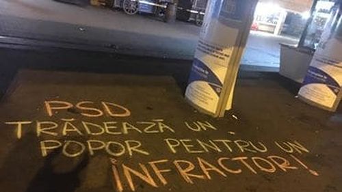 Brașoveanul care a scris cu creta pe asfalt mesaje anti-grațiere și anti-PSD în iulie a primit azi, de ziua lui, amendă de la Poliția Locala