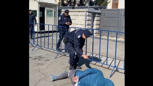 VIDEO Protest în fața Ambasadei Rusiei împotriva masacrului din Bucea: Un bărbat a stat întins pe asfalt, cu mâinile legate la spate