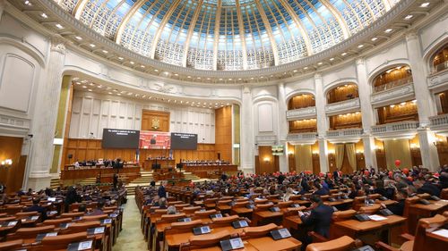 Moţiunea de cenzură depusă de extremiștii de la AUR și PACE va fi prezentată luni, în Parlament / Dezbaterea și votul vor avea loc pe 15 decembrie