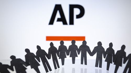 Associated Press dă în judecată trei oficiali ai administraţiei Trump. Printre aceştia se află şi Susie Wiles, şefa de cabinet a Casei Albe