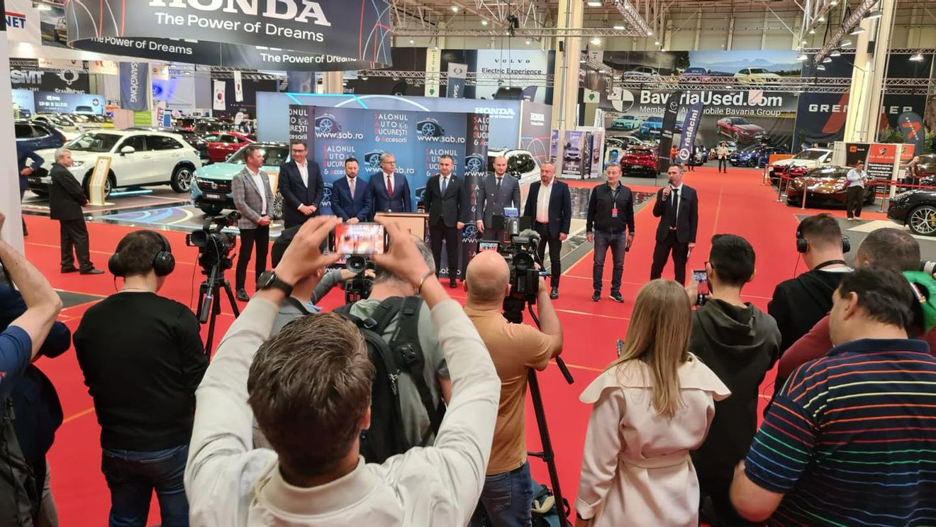 Maşini care „înoată” şi volane dreptunghiulare, la Salonul Auto de la Paris