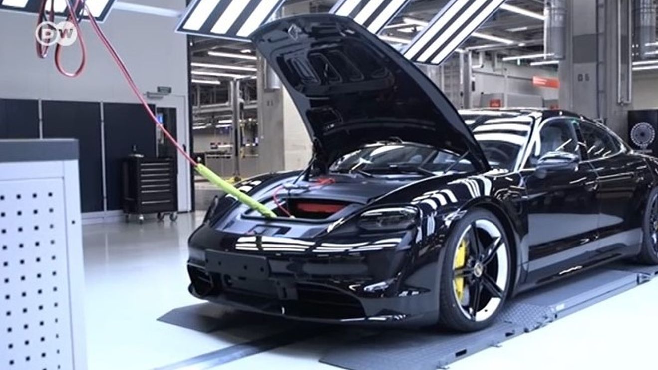 Porsche intenţionează să construiască în Germania o fabrică de baterii destinate vehiculelor electrice