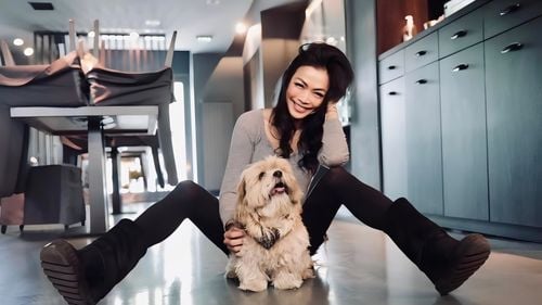 Interviu cu Anne Ampawan: Dragostea pentru animale înseamnă grijă, dăruire și respect. Câinele ShaSha și pisica SuiSui, lecții de iubire necondiționată