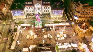 VIDEO Cât costă și de ce este special Târgul de Crăciun de la Craiova, care se deschide vineri: tunuri de zăpadă, stroboscoape și milioane de luminițe într-un cadru feeric, cu tematica „Spărgătorul de Nuci” / Lia Olguța Vasilescu: Era cât pe ce să nu se mai organizeze