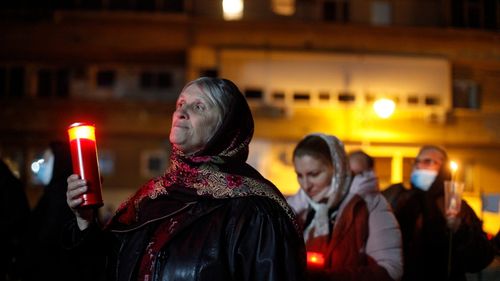 VIDEO Cum a arătat a doua slujbă de Înviere făcută de ÎPS Teodosie la Constanța: Participare extrem de slabă / Lumina a fost împărțită de preoți fără măști, oamenii s-au înghesuit să ia Lumină ”direct de la Înaltul”/ Teodosie: Nu pot să fiu polițist. Oamenii se pot vindeca