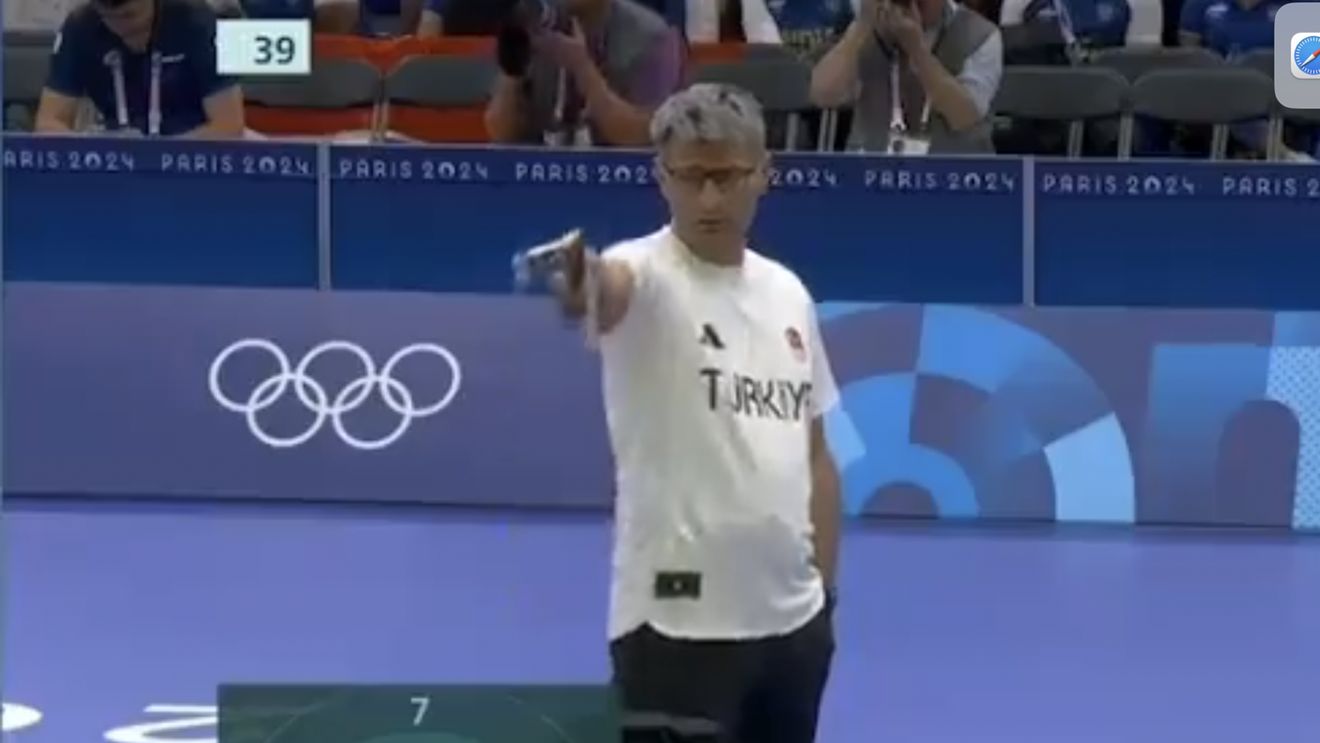JO: Turcul Yusuf Dikec a câştigat argintul pe echipe la tir, dar a surprins printr-un look insolit - VIDEO