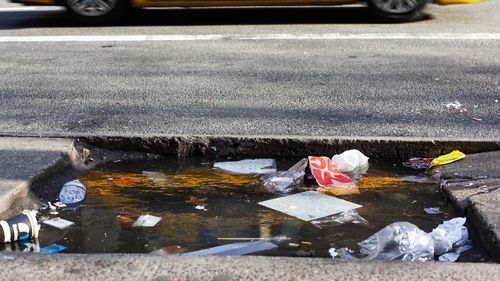 Record de deşeuri adunate de pe drumurile din Caraş – Severi: 120 de tone în primele 3 luni / Tot anul trecut s-au strâns 60 de tone