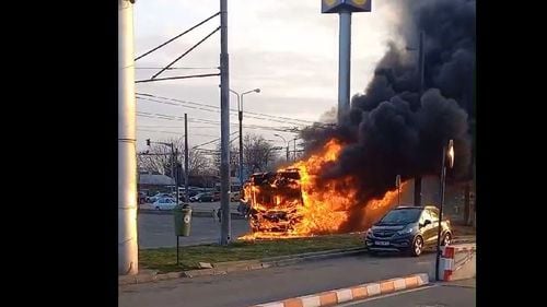 Un troleibuz a ars în zona depoului Alexandria din București