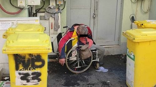 Fost director al unei companii, depistat de poliţiştii locali din Timișoara printre oamenii străzii / ”Are pensie peste medie, dar preferă să stea pe stradă”