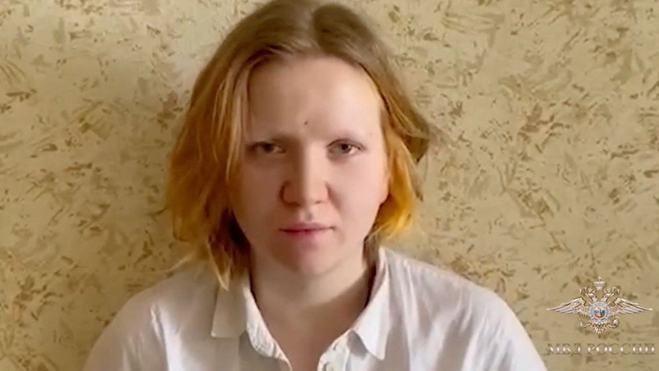 VIDEO Ministerul rus al Apărării a publicat imagini cu femeia suspectată că a comis atentatul din Sankt Petersburg împotriva bloggerului militar Vladlen Tatarsky / Soțul Dariei Trepova spune că atacul „i-a fost înscenat”
