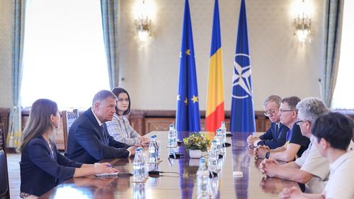 BREAKING Iohannis s-a angajat să gireze un „acord politic” între coaliție și sindicatele din educație, fără să explice ce conține acordul, au anunțat liderii sindicaliștilor / Marius Nistor, semnal de renunțare la grevă: Există posibilitatea de detensionare / Profesorii din stradă au respins soluția și au cerut continuarea grevei