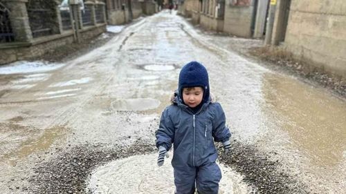 Concurs de fotografie cu cea mai mare groapă de pe străzile din Suceava / Competiția e organizată de un activist civic / ”Oamenii s-au familiarizat cu astfel de imagini și ajung să nu le mai observe”