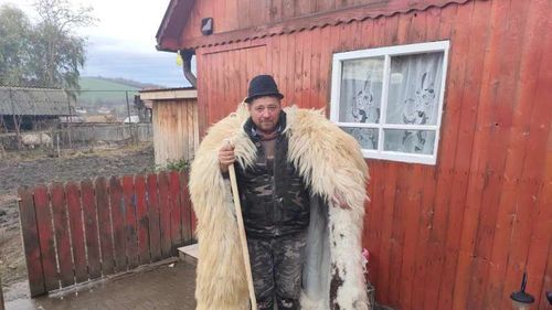 Povestea de viață a unuia dintre ultimii ciobani care mai fac cojoace / ”Cu un cojoc făcut de mine poţi să dormi în zăpadă sau pe pământ îngheţat aproximativ 5 ani”