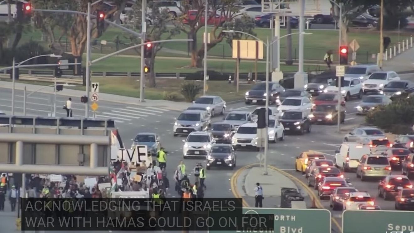 VIDEO Circa 200 de protestatari au blocat traficul pe Aeroportul Internaţional Los Angeles pentru a cere încetarea războiului în Gaza