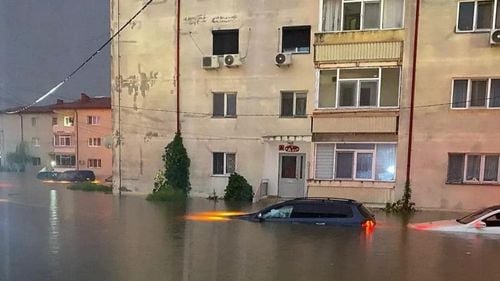 Prefectul Constanţei: Peste 30 de utilaje se află în zona afectată de inundaţii / Cei de la ISU extrag apa din case, din subsoluri de hoteluri, spaţii comerciale / 30 de paturi cu cazarmament au fost transportate în zonă