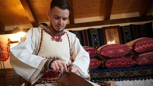 Un profesor de istorie sibian face opinci și a deschis un muzeu gratuit cu bani din bursa studențească / ”Oricine știa că opincile nu trebuiau lăsate afară din casă, pentru că le rodeau câinii și pisicile”