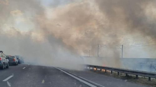 UPDATE Circulația trenurilor pe magistrala București-Constanța și traficul rutier pe A2 pe sensul spre Capitală au fost oprite din cauza unui incendiu de vegetație / Focul a fost stins, trenurile încep să-și reia cursele / 11 trenuri cu întârzieri totale de 1400 de minute