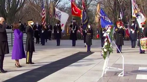 Preşedintele american Joe Biden, alături de Barack Obama, Bill Clinton şi George W. Bush la mormântul Soldatului Necunoscut de la Cimitirul Naţional Arlington