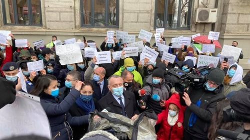 Zeci de profesori și elevi protestează în fața Colegiului Național „Gheorghe Șincai” pentru a nu fi evacuați. Ministrul Educației și primarul Sectorului 4 au venit la fața locului și au dat asigurări că liceul nu va fi relocat în acest an școlar