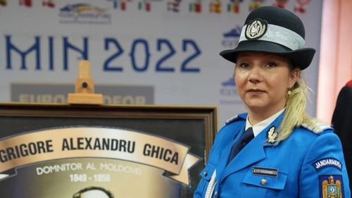 Pentru prima dată, o femeie este “jandarmul de onoare al anului” / A reușit să identifice un pedofil într-un supermarket