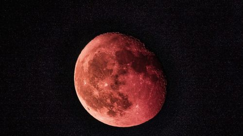 Spectacol ceresc în noaptea de duminică spre luni: Luna va deveni roşiatică în timpul unei eclipse totale / Fenomenul se produce atunci când Soarele, Pământul şi Luna sunt perfect aliniate