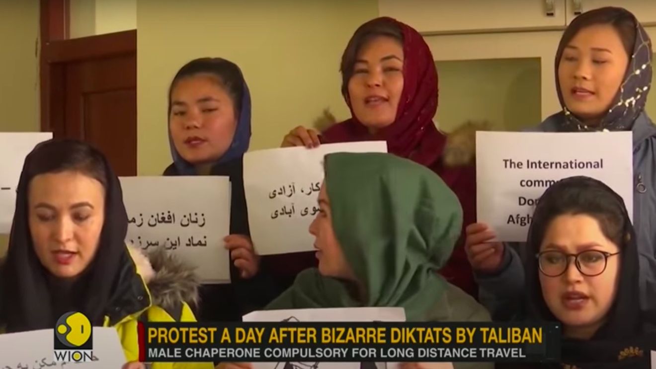 Zeci de femei din Afganistan au manifestat în capitală, solicitând să le fie respectate drepturile și să înceteze crimele în rândul familiilor susținătorilor vechiului regim