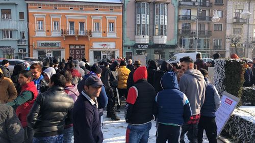 VIDEO Protest al romilor la Târgu Mureș: Au cerut demisia primarului Dorin Florea pentru declaraţiile acestuia referitoare la condițiile care ar trebui îndeplinite de cei care vor să aibă copii