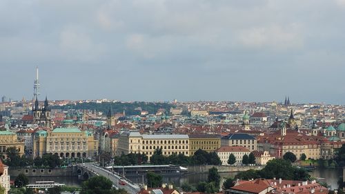 Un adolescent de 16 ani a ucis două femei într-un atac cu cuţitul într-un magazin din Cehia