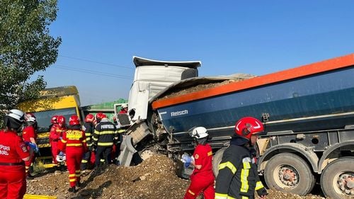 Trafic blocat pe Centura de vest a Ploieștiului, în urma unui accident cu două autobasculante / Circulația a fost deviată de pe DN 1, pe sensul spre București / Unul dintre șoferi a decedat