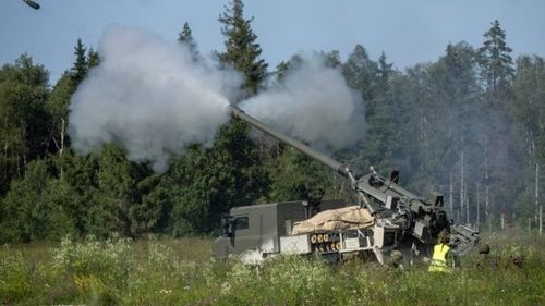 Scandal militar în NATO / Cehia amenință cu anularea contractului pentru obuzierele franceze CAESAR, după ce acestea au picat testele esențiale de performanță