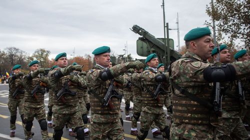 ”Specialii”, exceptați de la măsurile de austeritate: personalul militar va primi bani pentru munca suplimentară în 2024, în timp ce bugetarii civili vor primi doar zile libere în compensație